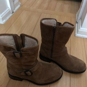 EUC  Chestnut Brown Ugg Boot.